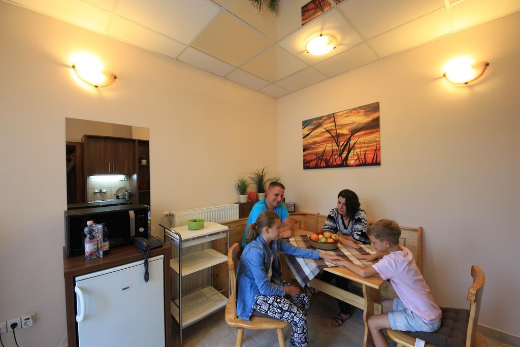 Bed and Breakfast Napraforgó Wellness Ház és Panzió à Pécs Extérieur photo